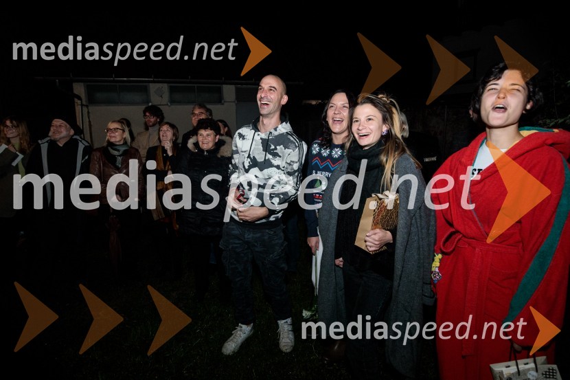  Borut Bučinel, oblikovalec svetlobe;  Tamara Avguštin, igralka;  Nina Rajić Kranjac, režiserka;  Doroteja Nadrah, igralkaZaprta študija. »New Constructive Ethics«, premiera v Prešernovem gledališču Kranj