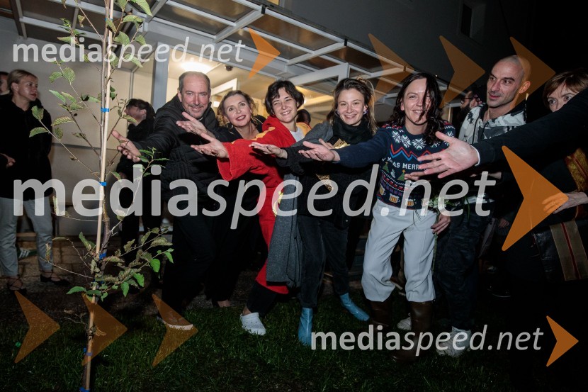  Ciril Roblek, inspicient PGK;  Darja Reichman, igralka;  Doroteja Nadrah, igralka;  Nina Rajić Kranjac, režiserka;  Tamara Avguštin, igralka;  Borut Bučinel, oblikovalec svetlobeZaprta študija. »New Constructive Ethics«, premiera v Prešernovem gledališču Kranj