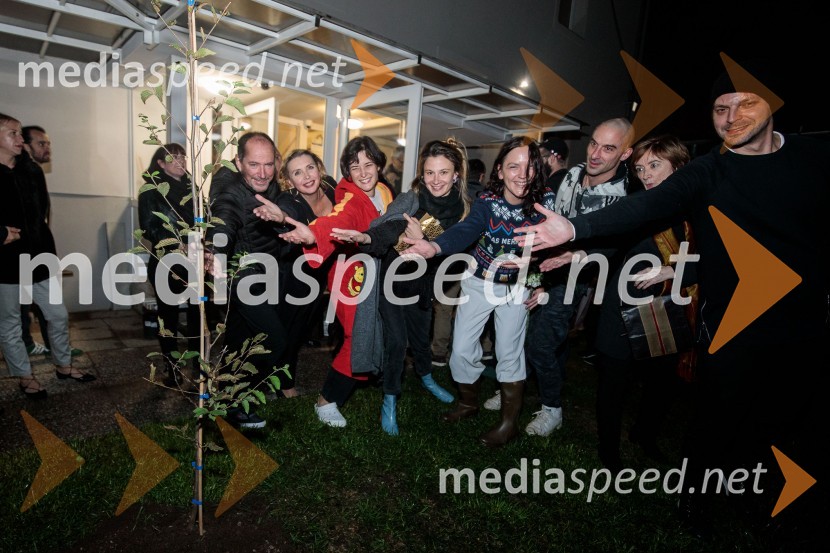  Ciril Roblek, inspicient PGK;  Darja Reichman, igralka;  Doroteja Nadrah, igralka;  Nina Rajić Kranjac, režiserka;  Tamara Avguštin, igralka;  Borut Bučinel, oblikovalec svetlobe;  ... ;  ... Zaprta študija. »New Constructive Ethics«, premiera v Prešernovem gledališču Kranj