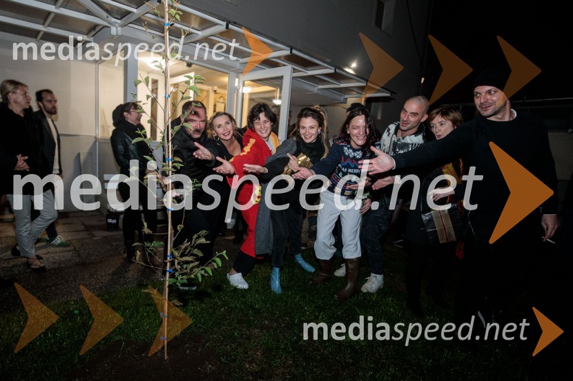  Ciril Roblek, inspicient PGK;  Darja Reichman, igralka;  Doroteja Nadrah, igralka;  Nina Rajić Kranjac, režiserka;  Tamara Avguštin, igralka;  Borut Bučinel, oblikovalec svetlobe;  ... ;  ... Zaprta študija. »New Constructive Ethics«, premiera v Prešernovem gledališču Kranj