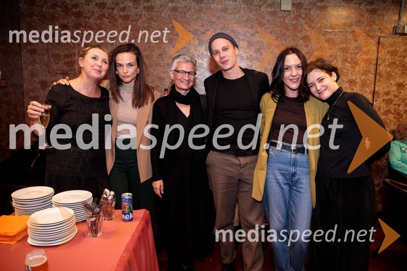  Darja Reichman, igralka;  Tina Vrbnjak, igralka;  Marina  Sremac, kostumografija;  Timon Šturbej, igralec;  Tamara Avguštin, igralka;  Doroteja Nadrah, igralkaZaprta študija. »New Constructive Ethics«, premiera v Prešernovem gledališču Kranj