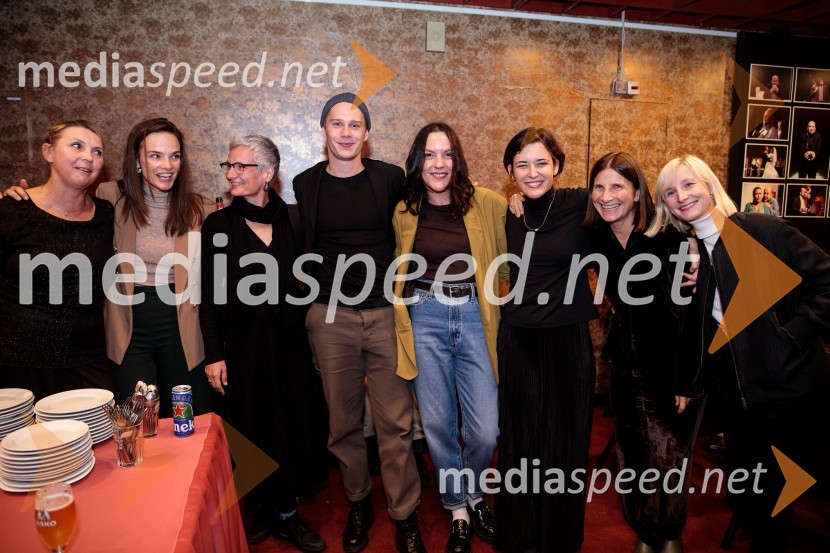  Darja Reichman, igralka;  Tina Vrbnjak, igralka;  Marina  Sremac, kostumografija;  Timon Šturbej, igralec;  Tamara Avguštin, igralka;  Doroteja Nadrah, igralka;  ... ;  ... Zaprta študija. »New Constructive Ethics«, premiera v Prešernovem gledališču Kranj