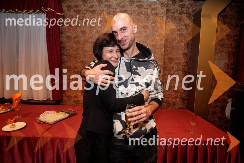  Doroteja Nadrah, igralka;  Borut Bučinel, oblikovalec svetlobeZaprta študija. »New Constructive Ethics«, premiera v Prešernovem gledališču Kranj