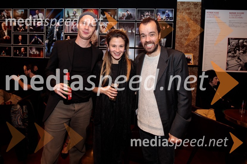  Timon Šturbej, igralec;  Nina Rajić Kranjac, režiserka;  Blaž Šef, igralecZaprta študija. »New Constructive Ethics«, premiera v Prešernovem gledališču Kranj