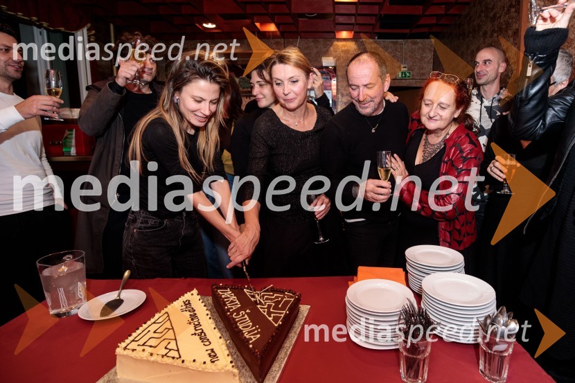  Nina Rajić Kranjac, režiserka;  Darja Reichman, igralka;  Ciril Roblek, inspicient PGK;  Marinka Poštrak, dramaturginja, Prešernovo gledališče KranjZaprta študija. »New Constructive Ethics«, premiera v Prešernovem gledališču Kranj