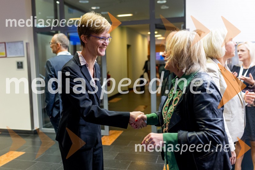  Eva-Ricarda Willems, namestnica veleposlanice Zvezne republike Nemčije v Sloveniji;  Dagmar von Bohnstein , predsednica upravnega odbora Slovensko-nemške gospodarske zbornice Nemški forum 2022 Poslovna konferenca Slovensko-nemške gospodarske zbornice