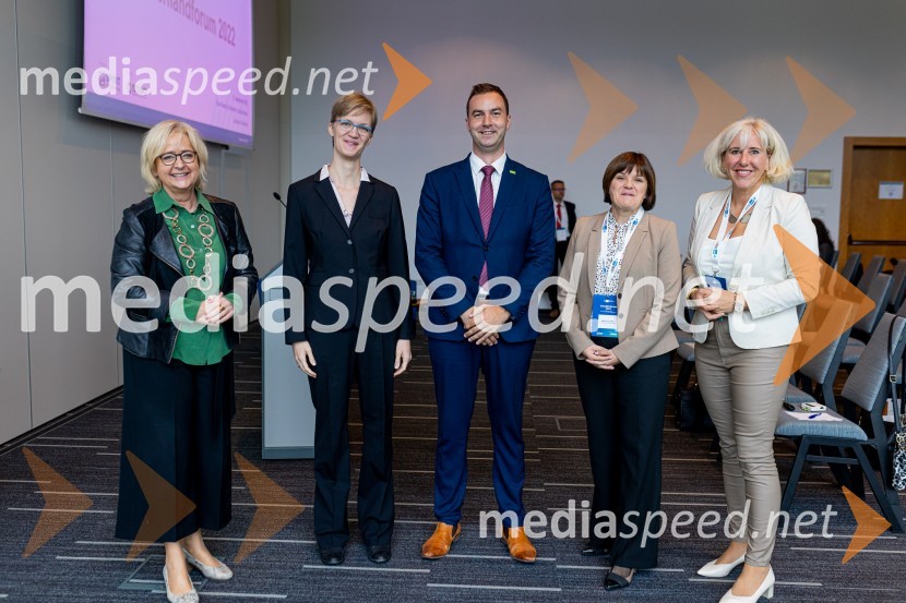  Dagmar von Bohnstein , predsednica upravnega odbora Slovensko-nemške gospodarske zbornice ;  Eva-Ricarda Willems, namestnica veleposlanice Zvezne republike Nemčije v Sloveniji;  Rok Capl, v.d. direktorja SPIRIT;  ... ;  Katja  Stadler, Direktorica Deslo – AHK, poslovne storitve d.o.o.Nemški forum 2022 Poslovna konferenca Slovensko-nemške gospodarske zbornice