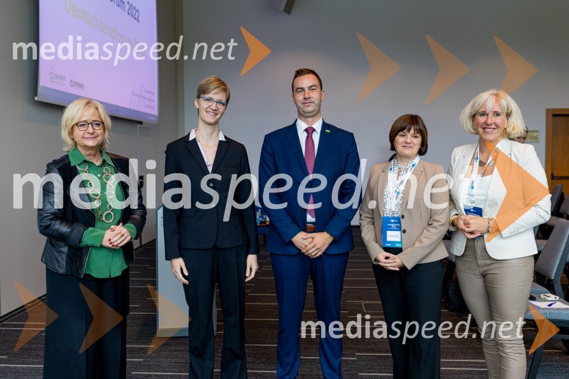  Dagmar von Bohnstein , predsednica upravnega odbora Slovensko-nemške gospodarske zbornice ;  Eva-Ricarda Willems, namestnica veleposlanice Zvezne republike Nemčije v Sloveniji;  Rok Capl, v.d. direktorja SPIRIT;  ... ;  Katja  Stadler, Direktorica Deslo – AHK, poslovne storitve d.o.o.Nemški forum 2022 Poslovna konferenca Slovensko-nemške gospodarske zbornice