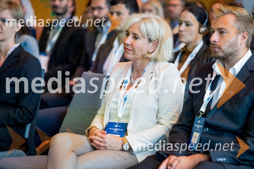  Katja  Stadler, Direktorica Deslo – AHK, poslovne storitve d.o.o.;  ... Nemški forum 2022 Poslovna konferenca Slovensko-nemške gospodarske zbornice