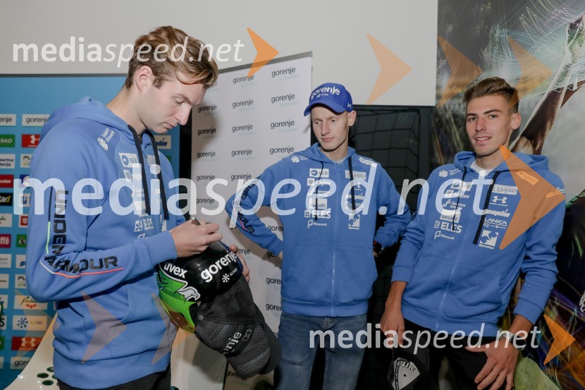  Žiga  Jelar, smučarski skakalec;  Lovro Kos, smučarski skakalec;  Timi Zajc, smučarski skakalecSmučarski skakalci in skakalke v prihajajočo sezono z novimi čeladami