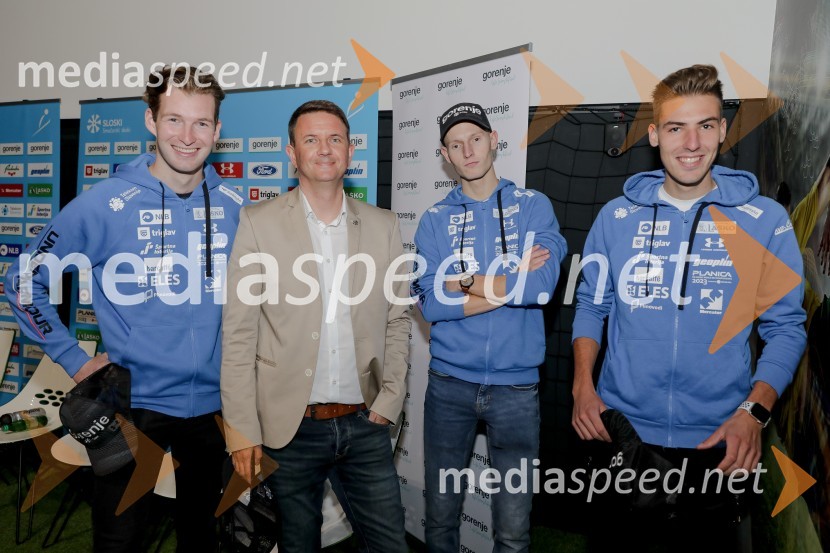  Žiga  Jelar, smučarski skakalec;  Tomi Trbovc, PR, Smučarska zveza Slovenije;  Lovro Kos, smučarski skakalec;  Timi Zajc, smučarski skakalecSmučarski skakalci in skakalke v prihajajočo sezono z novimi čeladami