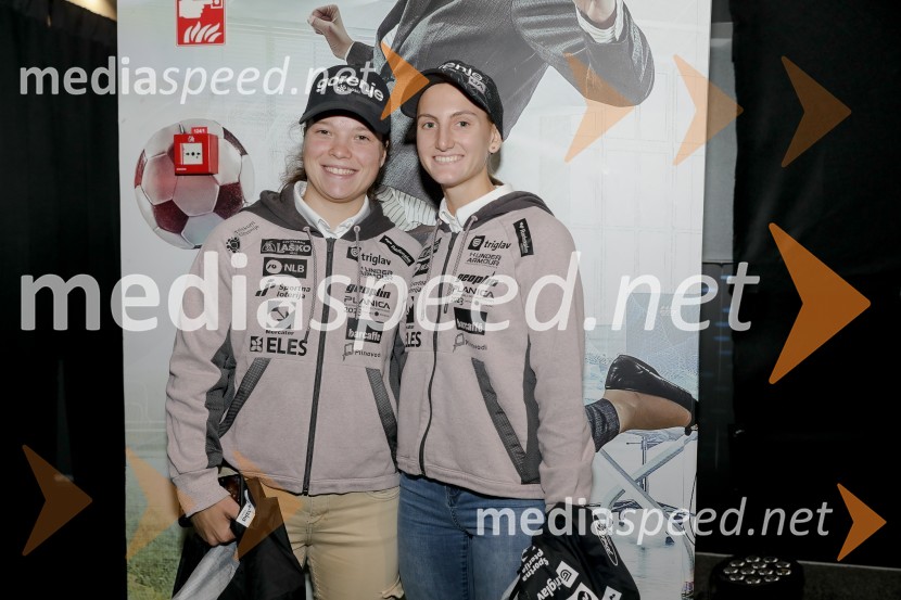  Jerneja Repinc Zupančič, smučarska skakalka;  Katja Komar, smučarska skakalkaSmučarski skakalci in skakalke v prihajajočo sezono z novimi čeladami