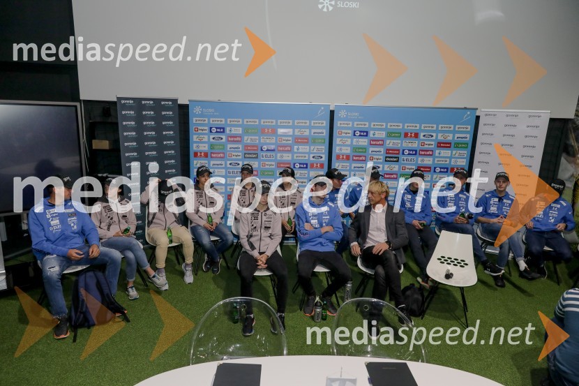 Smučarski skakalci in skakalke v prihajajočo sezono z novimi čeladami