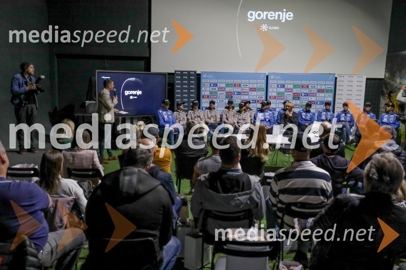 Smučarski skakalci in skakalke v prihajajočo sezono z novimi čeladami