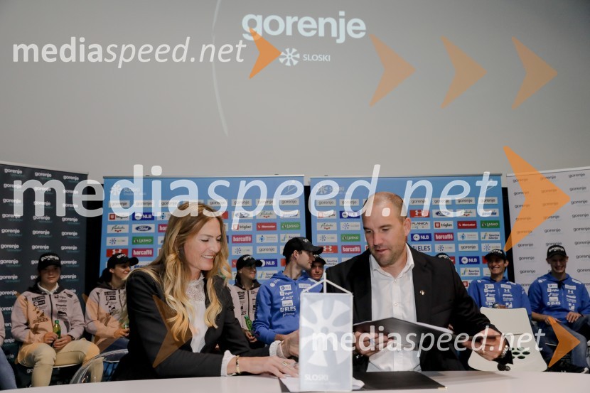  Alenka Potočnik Anžič, direktorica marketinga, Hisense Europe;  Uroš Zupan, direktor Smučarske zveze Slovenije Smučarski skakalci in skakalke v prihajajočo sezono z novimi čeladami