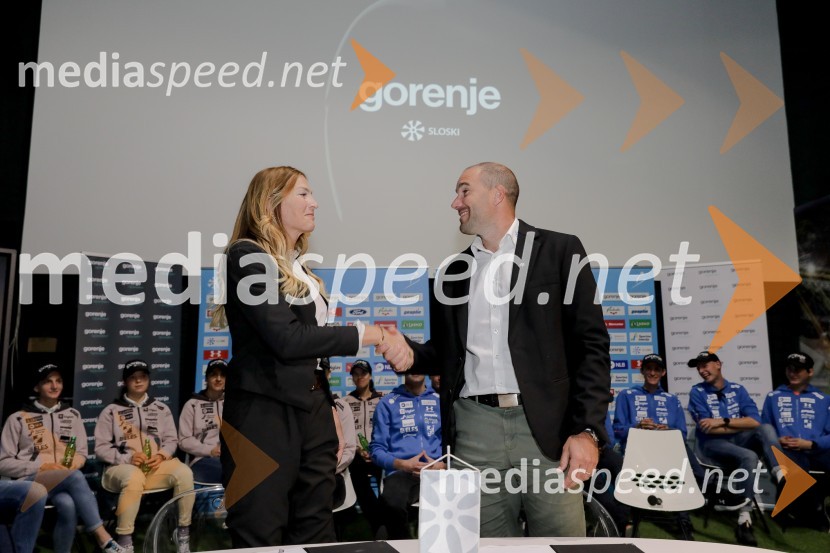  Alenka Potočnik Anžič, direktorica marketinga, Hisense Europe;  Uroš Zupan, direktor Smučarske zveze Slovenije Smučarski skakalci in skakalke v prihajajočo sezono z novimi čeladami