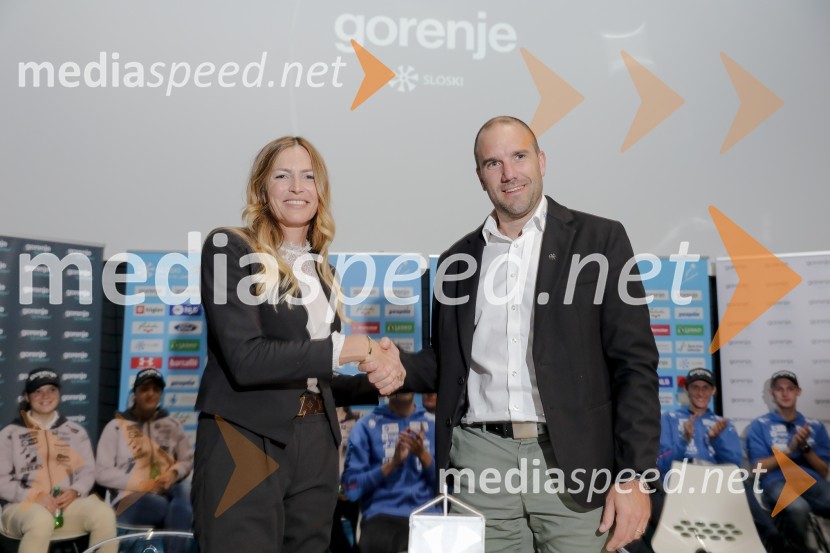  Alenka Potočnik Anžič, direktorica marketinga, Hisense Europe;  Uroš Zupan, direktor Smučarske zveze Slovenije Smučarski skakalci in skakalke v prihajajočo sezono z novimi čeladami