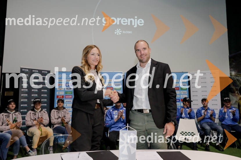  Alenka Potočnik Anžič, direktorica marketinga, Hisense Europe;  Uroš Zupan, direktor Smučarske zveze Slovenije Smučarski skakalci in skakalke v prihajajočo sezono z novimi čeladami