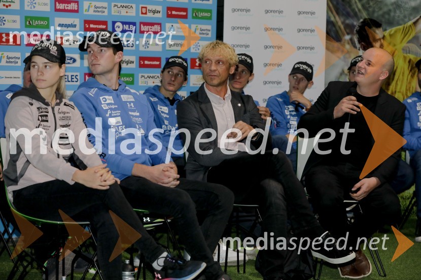  Nika Križnar, smučarska skakalka;  Žiga  Jelar, smučarski skakalec;  Gorazd  Pogorelčnik, vodja panoge skoki in nordijska kombinacija;  Blaž Skodlar, Hisense EuropeSmučarski skakalci in skakalke v prihajajočo sezono z novimi čeladami