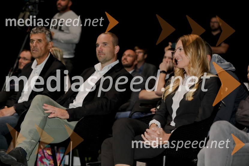  ... ;  Uroš Zupan, direktor Smučarske zveze Slovenije ;  Alenka Potočnik Anžič, direktorica marketinga, Hisense EuropeSmučarski skakalci in skakalke v prihajajočo sezono z novimi čeladami