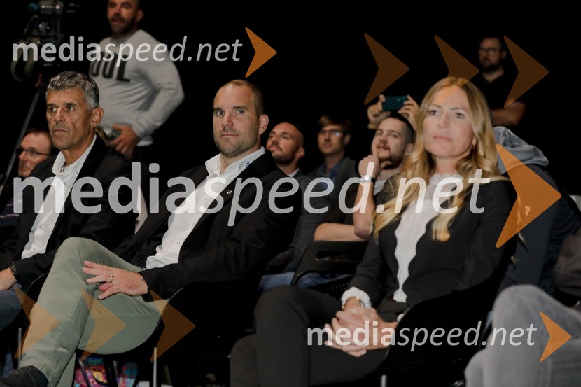  ... ;  Uroš Zupan, direktor Smučarske zveze Slovenije ;  Alenka Potočnik Anžič, direktorica marketinga, Hisense EuropeSmučarski skakalci in skakalke v prihajajočo sezono z novimi čeladami