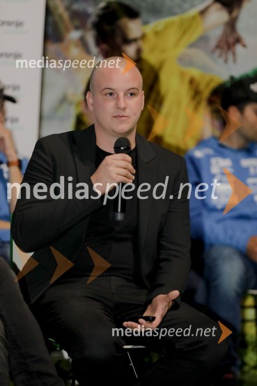  Blaž Skodlar, Hisense EuropeSmučarski skakalci in skakalke v prihajajočo sezono z novimi čeladami