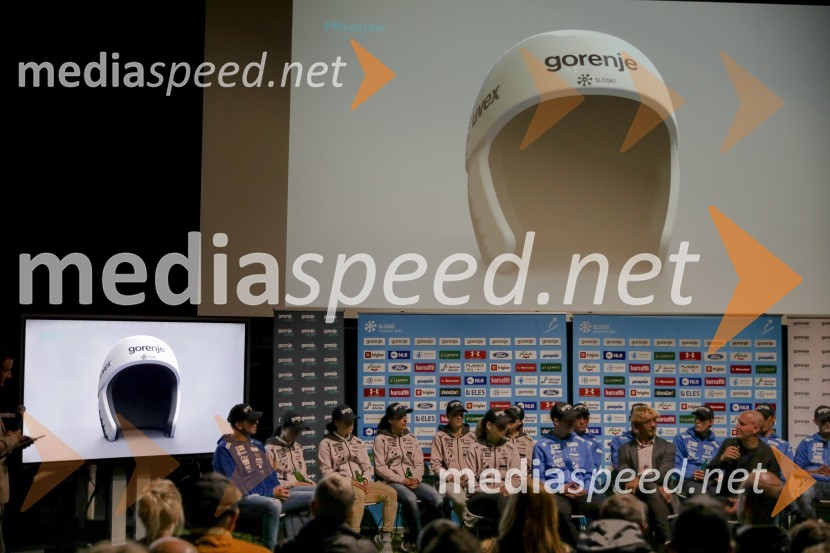 Smučarski skakalci in skakalke v prihajajočo sezono z novimi čeladami