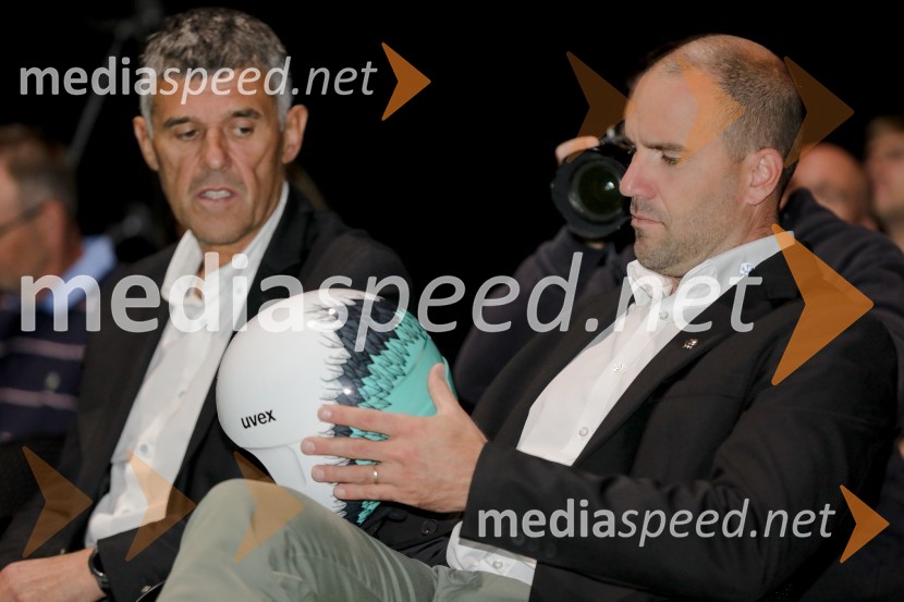  ... ;  Uroš Zupan, direktor Smučarske zveze Slovenije Smučarski skakalci in skakalke v prihajajočo sezono z novimi čeladami