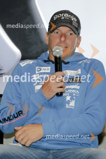  Zoran  Zupančič, trener ženske skakalne reprezentanceSmučarski skakalci in skakalke v prihajajočo sezono z novimi čeladami