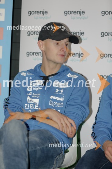  Lovro Kos, smučarski skakalecSmučarski skakalci in skakalke v prihajajočo sezono z novimi čeladami