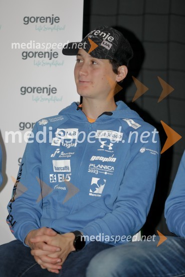  Domen Prevc, smučarski skakalecSmučarski skakalci in skakalke v prihajajočo sezono z novimi čeladami