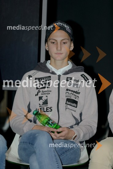  Katja Komar, smučarska skakalkaSmučarski skakalci in skakalke v prihajajočo sezono z novimi čeladami