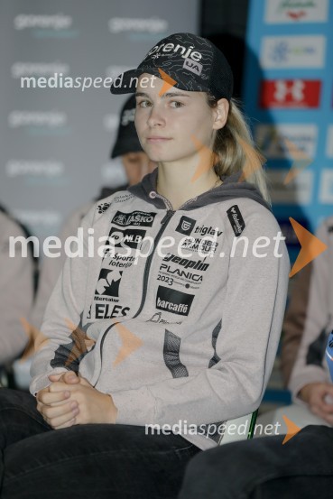  Nika Križnar, smučarska skakalkaSmučarski skakalci in skakalke v prihajajočo sezono z novimi čeladami