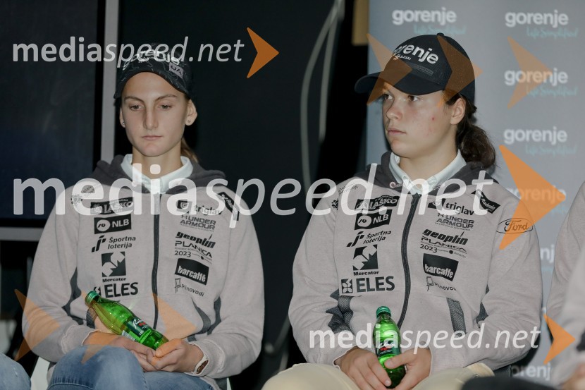  Katja Komar, smučarska skakalka;  Jerneja Repinc Zupančič, smučarska skakalkaSmučarski skakalci in skakalke v prihajajočo sezono z novimi čeladami