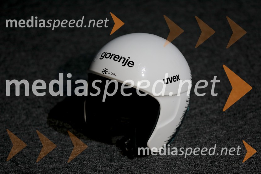 Smučarski skakalci in skakalke v prihajajočo sezono z novimi čeladami