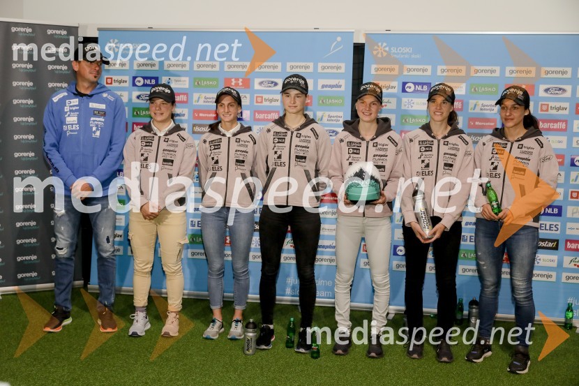  Zoran  Zupančič, trener ženske skakalne reprezentance;  Jerneja Repinc Zupančič, smučarska skakalka;  Katja Komar, smučarska skakalka;  Nika Križnar, smučarska skakalka;  Ema  Klinec, smučarska skakalka;  Urša Bogataj, smučarska skakalka;  Maja  Vtič, smučarska skakalkaSmučarski skakalci in skakalke v prihajajočo sezono z novimi čeladami