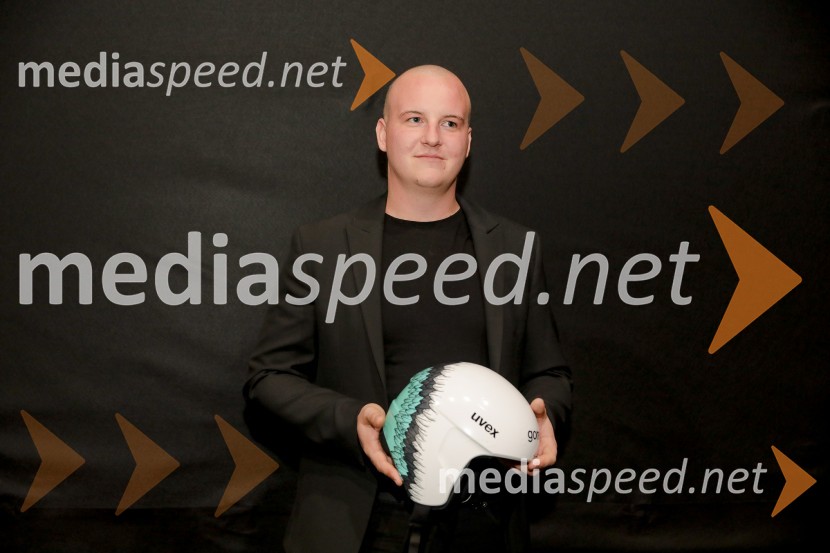  Blaž Skodlar, Hisense EuropeSmučarski skakalci in skakalke v prihajajočo sezono z novimi čeladami