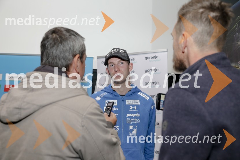  ... ;  Žiga  Jelar, smučarski skakalec;  ... Smučarski skakalci in skakalke v prihajajočo sezono z novimi čeladami