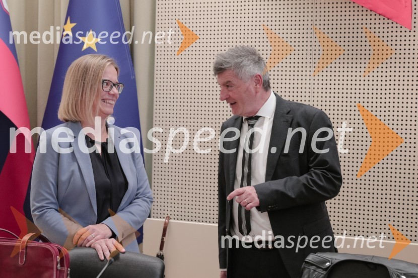  Sanja Ajanović Hovnik, ministrica za javno upravo;  ... Nadaljevanje (krovnih) pogajanj s sindikati javnega sektorja