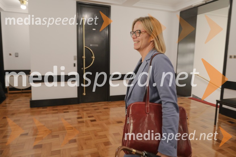  Sanja Ajanović Hovnik, ministrica za javno upravoNadaljevanje (krovnih) pogajanj s sindikati javnega sektorja