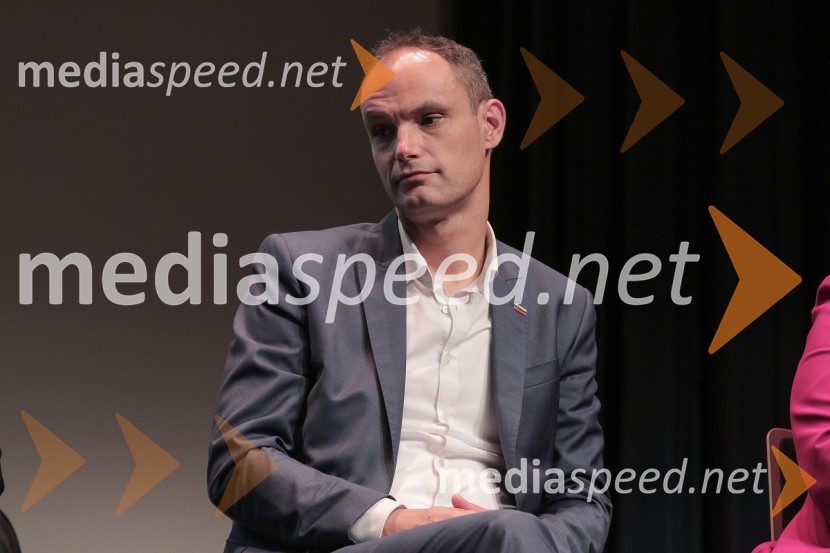  Anže Logar, poslanec SDS, predsednik Ljubljanskega odbora SDS, kandidat na predsedniških volitvah 2022Soočenje predsedniških kandidatov v okviru Festivala za tretje življenjsko obdobje