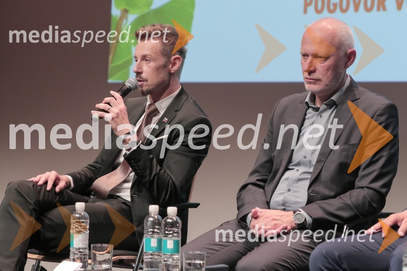  Gregor Bezenšek, glasbenik, Soulgreg artist, društvo Viljem Julijan, kandidat na predsedniških volitvah 2022; dr. Milan Brglez, nekdanji predsednik Državnega zbora Republike Slovenije, kandidat na predsedniških volitvah 2022Soočenje predsedniških kandidatov v okviru Festivala za tretje življenjsko obdobje