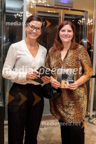  Simona  Belle, služba za stike z javnostmi MGL;  Teja Pelko, novinarka, Svet24Žabe, premiera poetične drame