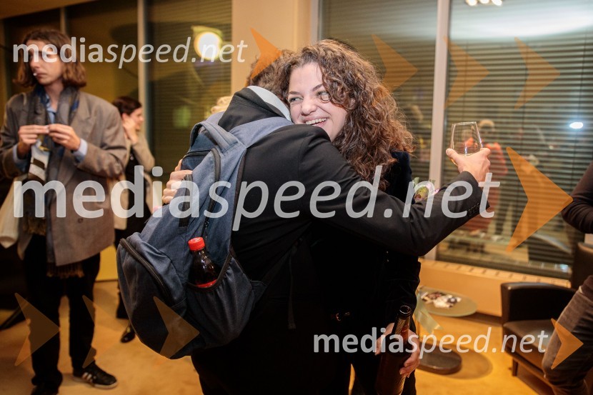  ... ;  Diana  Kolenc, igralkaŽabe, premiera poetične drame