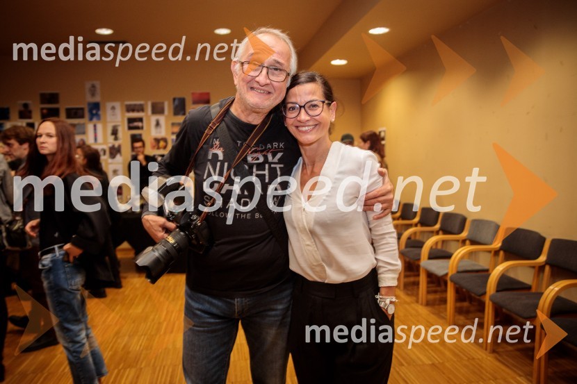  Vito Tofaj, fotograf;  Simona  Belle, služba za stike z javnostmi MGLŽabe, premiera poetične drame