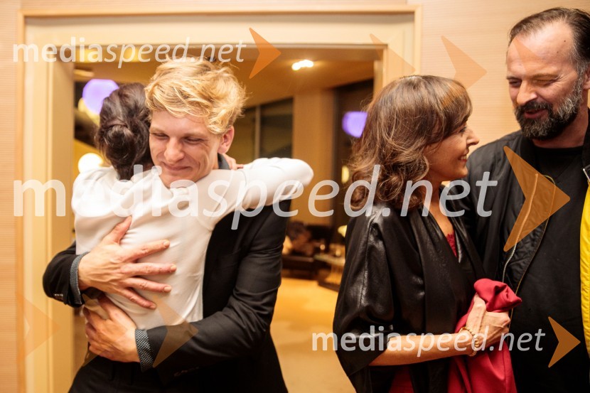  Simona  Belle, služba za stike z javnostmi MGL;  Matevž Sluga, AGRFT;  Mirjam Korbar, igralka;  Uroš Fürst, igralecŽabe, premiera poetične drame