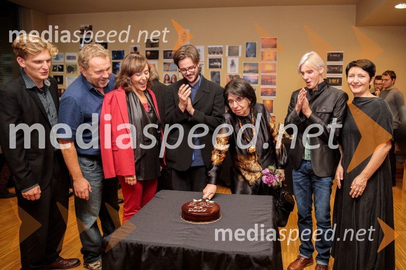  Matevž Sluga, AGRFT;  Lotos Vincenc Šparovec, igralec;  Mirjam Korbar, igralka;  Jan Krmelj, režiser;  Svetlana Makarovič, pisateljica;  Tilen Oblak, asistent dramaturginje;  Petra Pogorevc, dramaturginja in urednica knjižnice MGLŽabe, premiera poetične drame