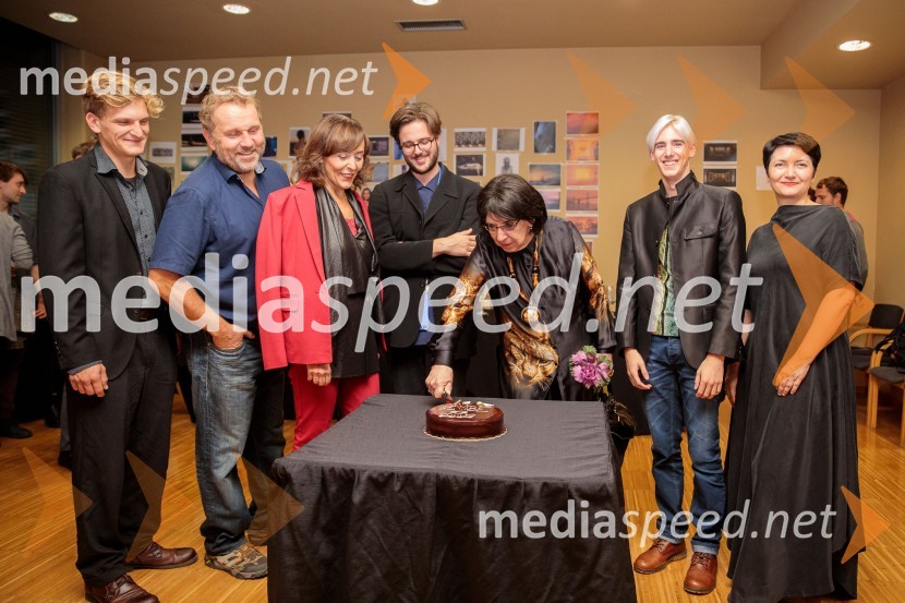  Matevž Sluga, AGRFT;  Lotos Vincenc Šparovec, igralec;  Mirjam Korbar, igralka;  Jan Krmelj, režiser;  Svetlana Makarovič, pisateljica;  Tilen Oblak, asistent dramaturginje;  Petra Pogorevc, dramaturginja in urednica knjižnice MGLŽabe, premiera poetične drame