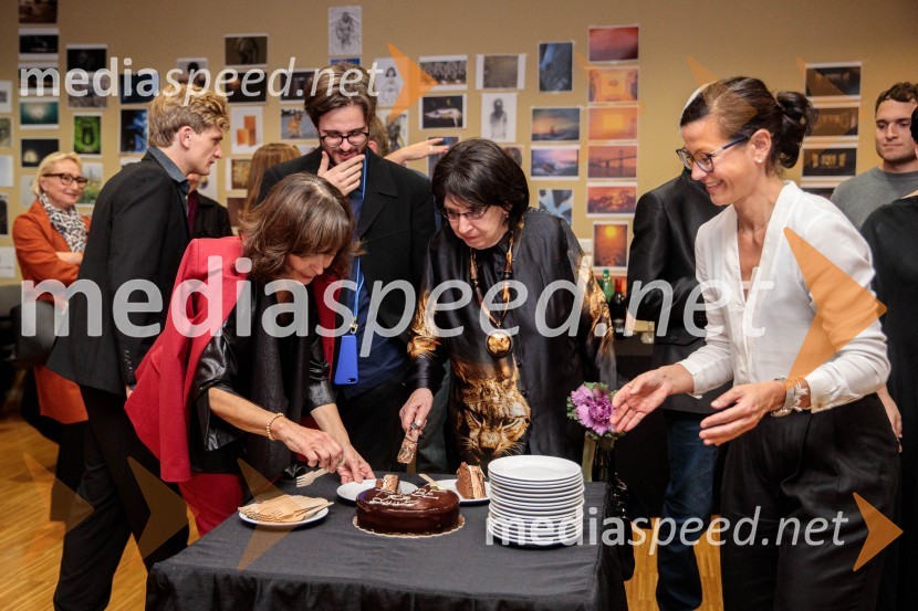  Matevž Sluga, AGRFT;  Mirjam Korbar, igralka;  Jan Krmelj, režiser;  Svetlana Makarovič, pisateljica;  Simona  Belle, služba za stike z javnostmi MGLŽabe, premiera poetične drame