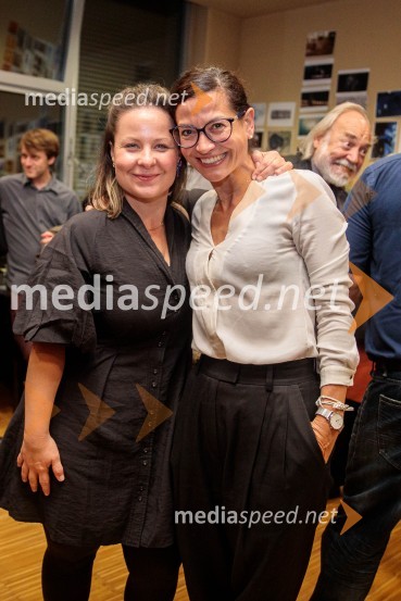  Zvezdana Novaković , pevka, harfistka, igralka, performerka;  Simona  Belle, služba za stike z javnostmi MGLŽabe, premiera poetične drame